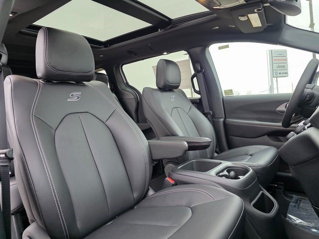 New 2026 Silver Mist Clearcoat Chrysler Select image 19