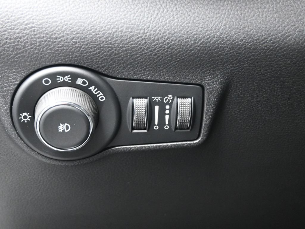 New 2026 Silver Zynith Metallic Clearcoat Jeep Latitude image 21