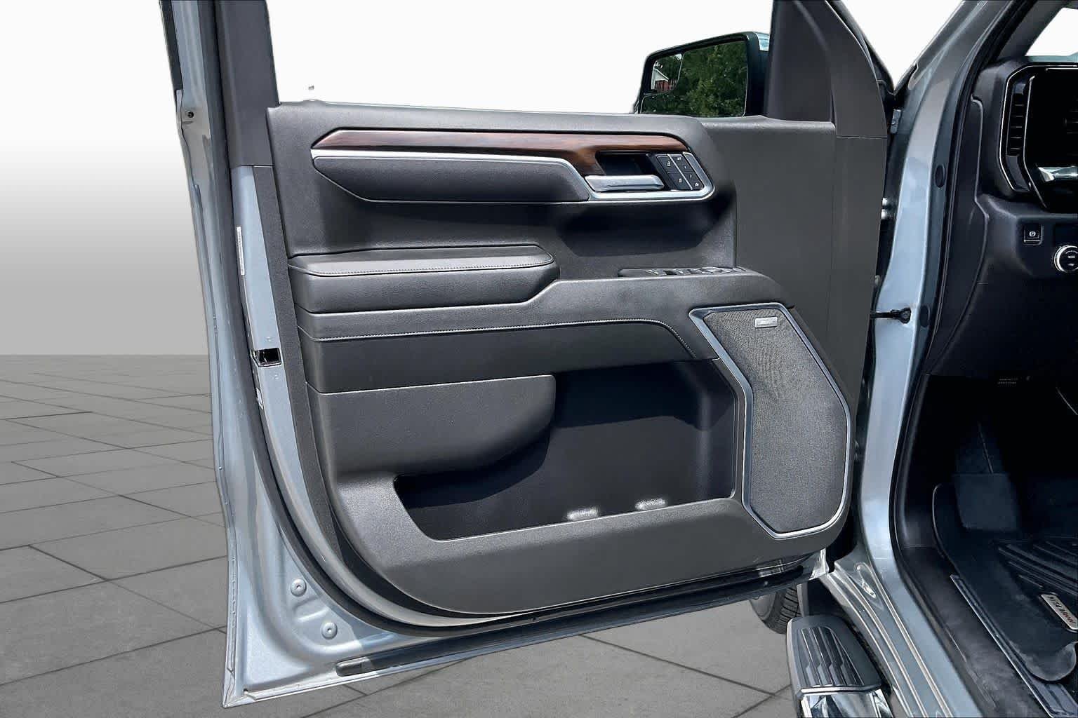Used 2025 Sterling Metallic GMC SLT image 21