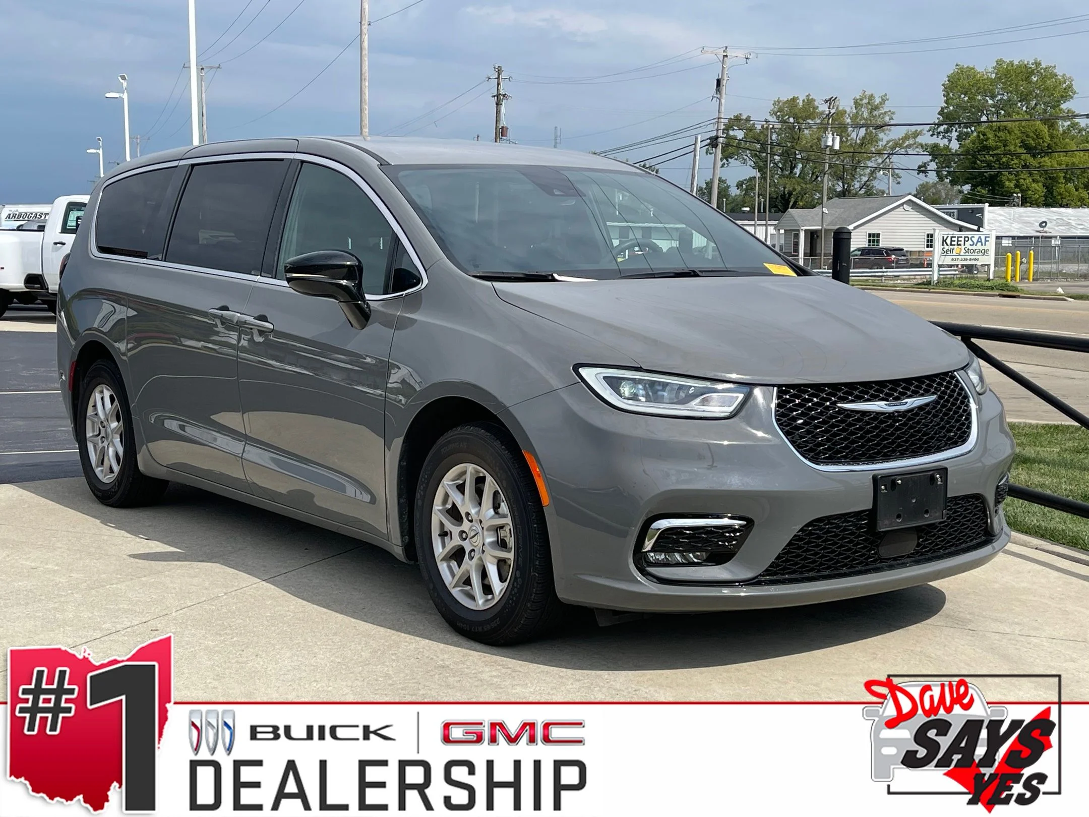 Used 2025 Ceramic Gray Clearcoat Chrysler Select image 1