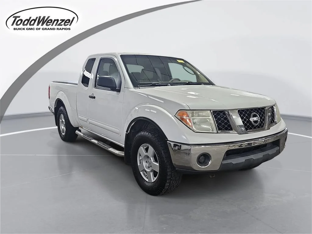 Used 2005 White Nissan SE image 1
