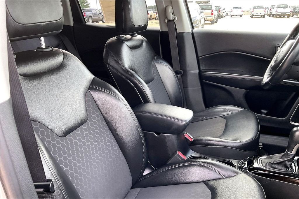Used 2019 Silver Jeep Latitude image 6