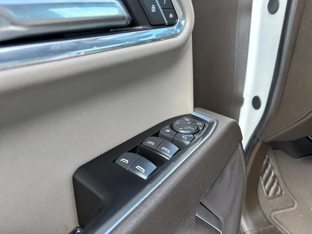 Used 2025 White GMC SLT image 21
