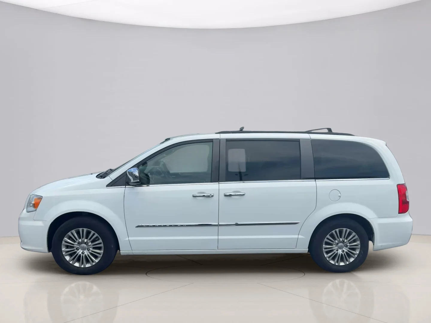 Used 2015 White Chrysler TOURING image 8