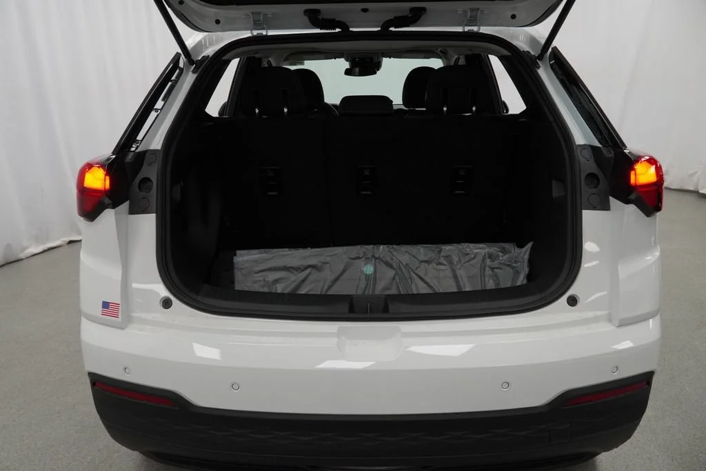 New 2027 Summit White Chevrolet LT image 24
