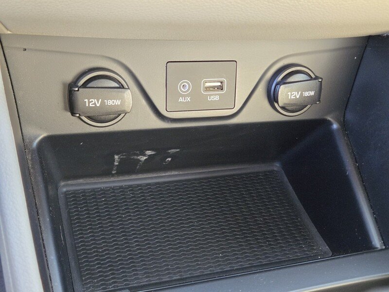 Used 2018 Molten Silver HYUNDAI VALUE FWD image 23
