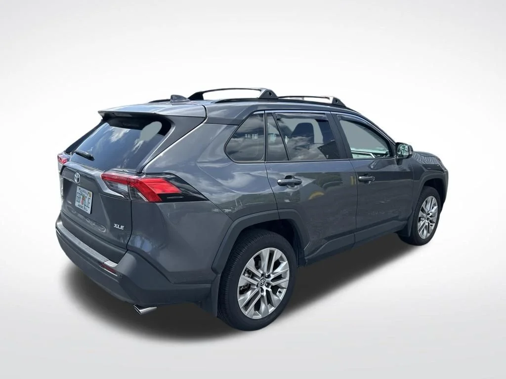 Used 2025 Gray Toyota XLE Premium image 4