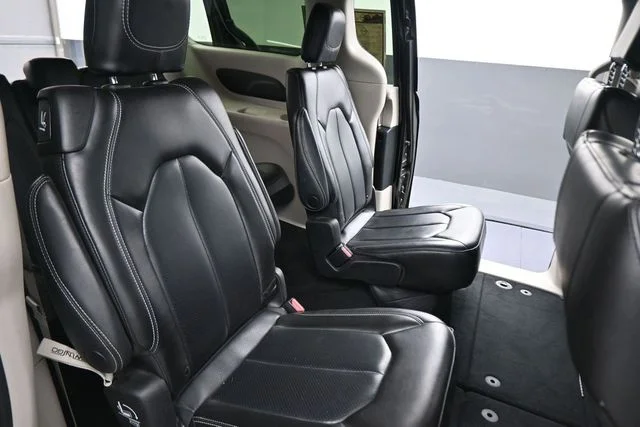 Used 2023 Black Chrysler Touring L image 22