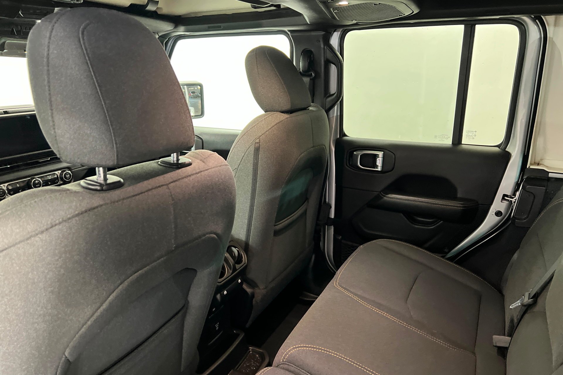 Used 2024 Silver Zynith Clearcoat Jeep Sahara image 20