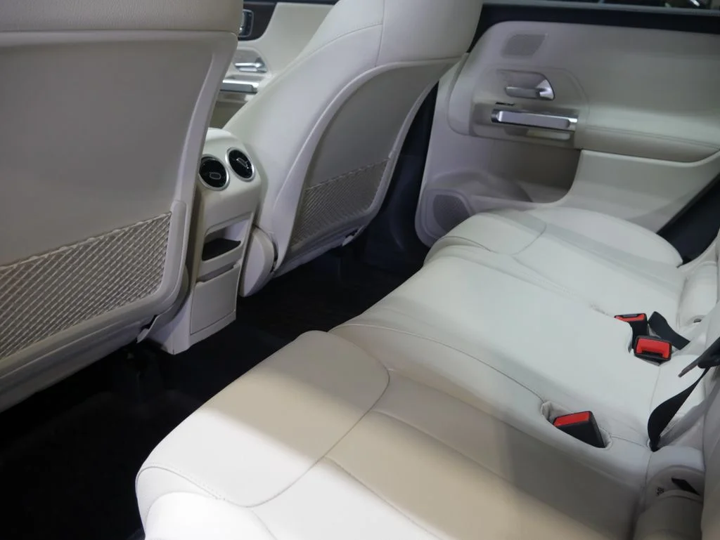 New 2026 Polar White Mercedes-Benz GLB 250 image 24