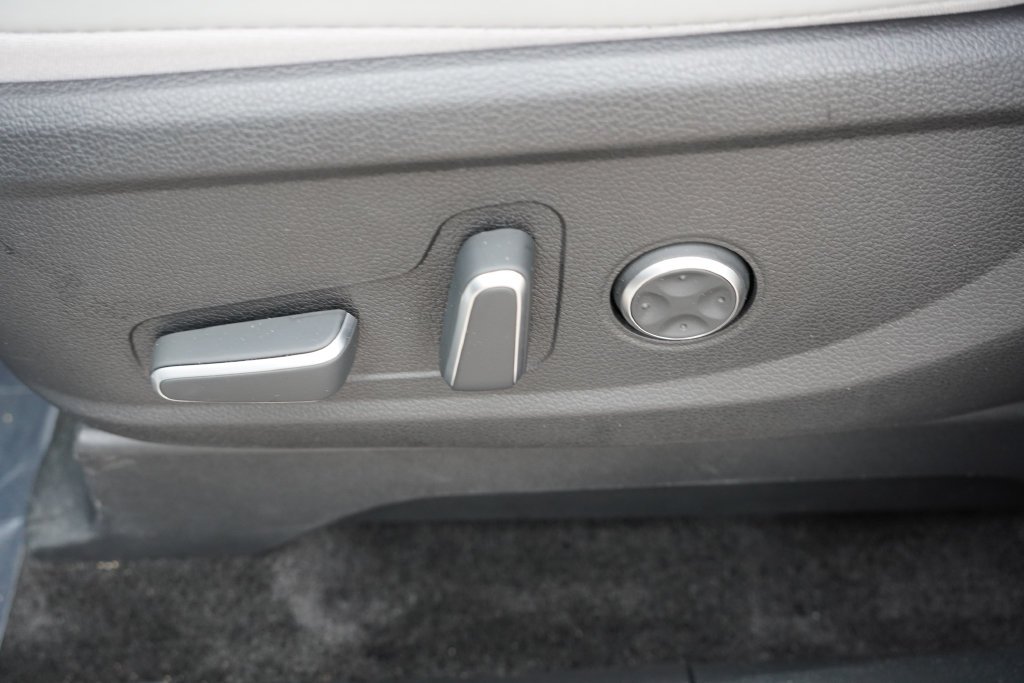 Used 2025 White Hyundai SEL Premium image 27