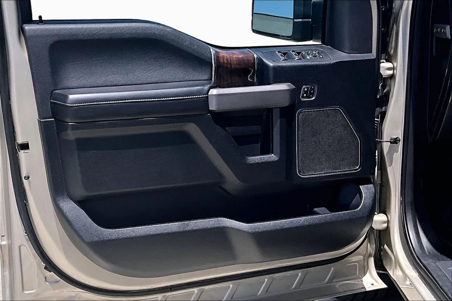 Used 2017 White Gold Ford Platinum image 21