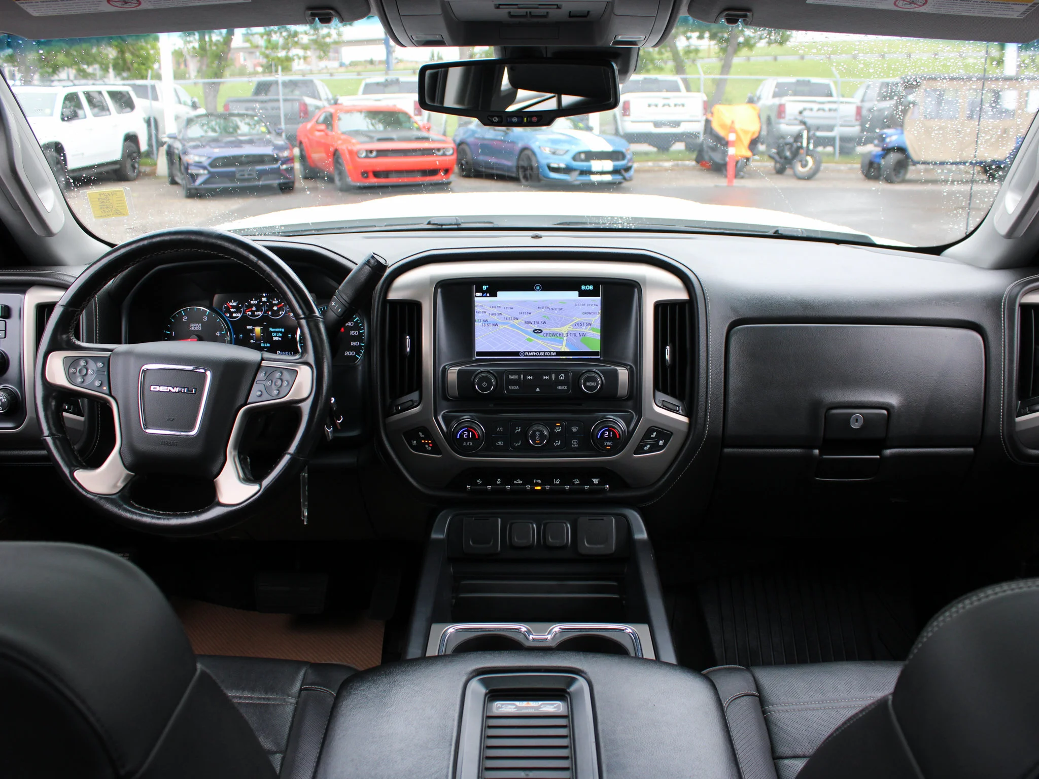 Used 2019 White GMC Denali * Diesel | 5th Wheel/Gooseneck Prep | Heated/Vented Leather | Sunroof | Remote Start image 4