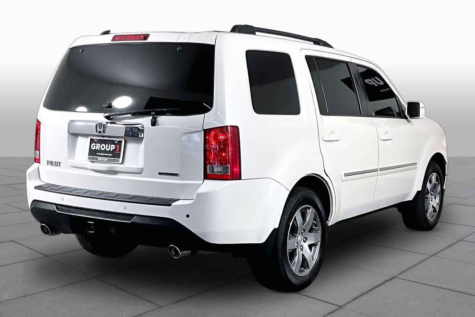 Used 2014 White Diamond Pearl Honda Touring image 13