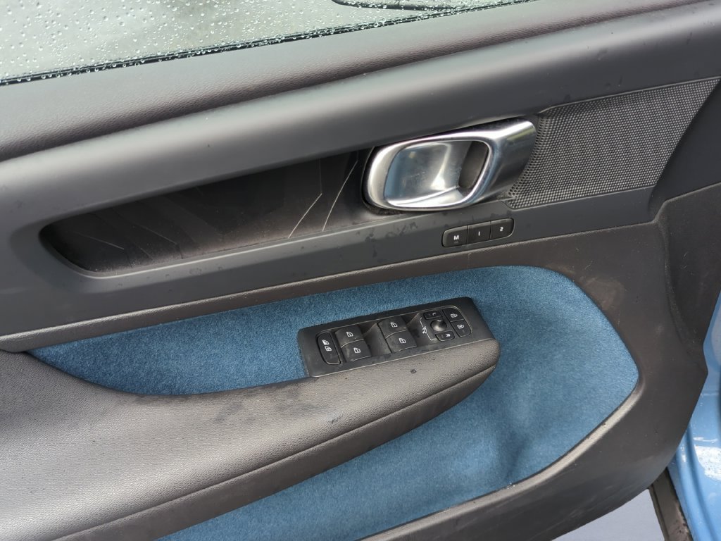 Used 2023 Blue Volvo Twin Plus image 10