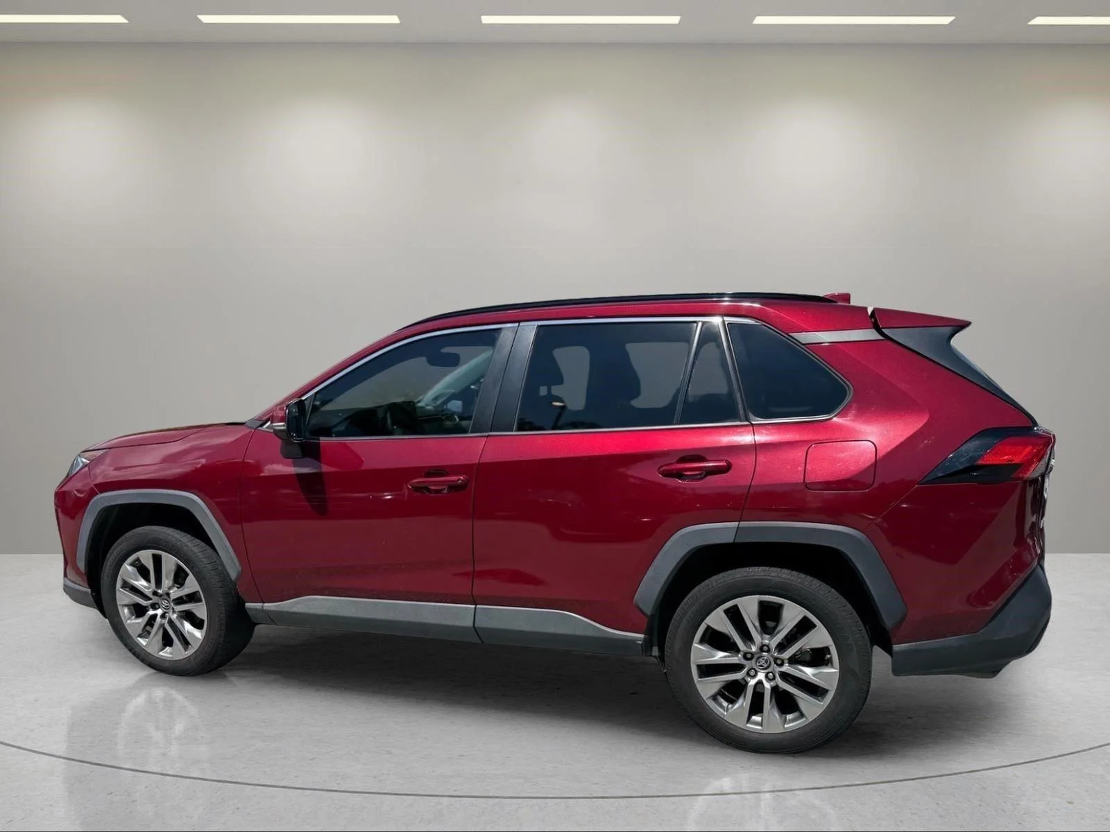 Used 2019 Ruby Flare Pearl Toyota XLE Premium image 5