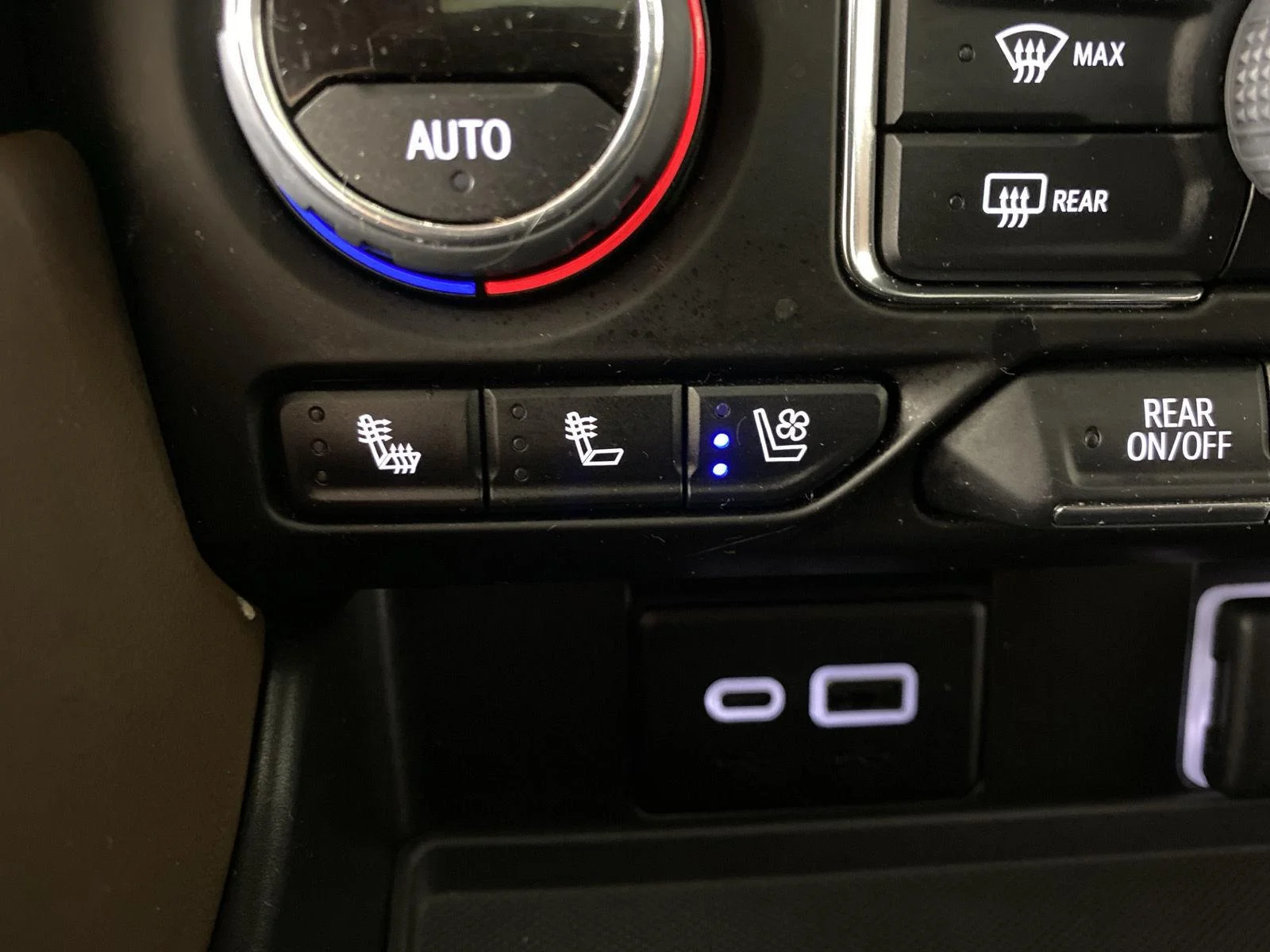 Used 2023 IRIDESCENT PEARL TRICOAT Chevrolet High Country image 21