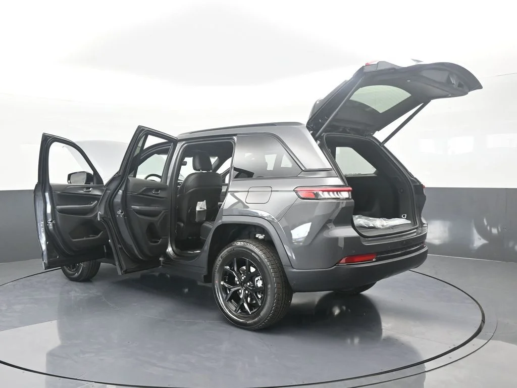 New 2025 Baltic Gray Metallic Clear-Coat Exterior Paint Jeep Altitude X image 67