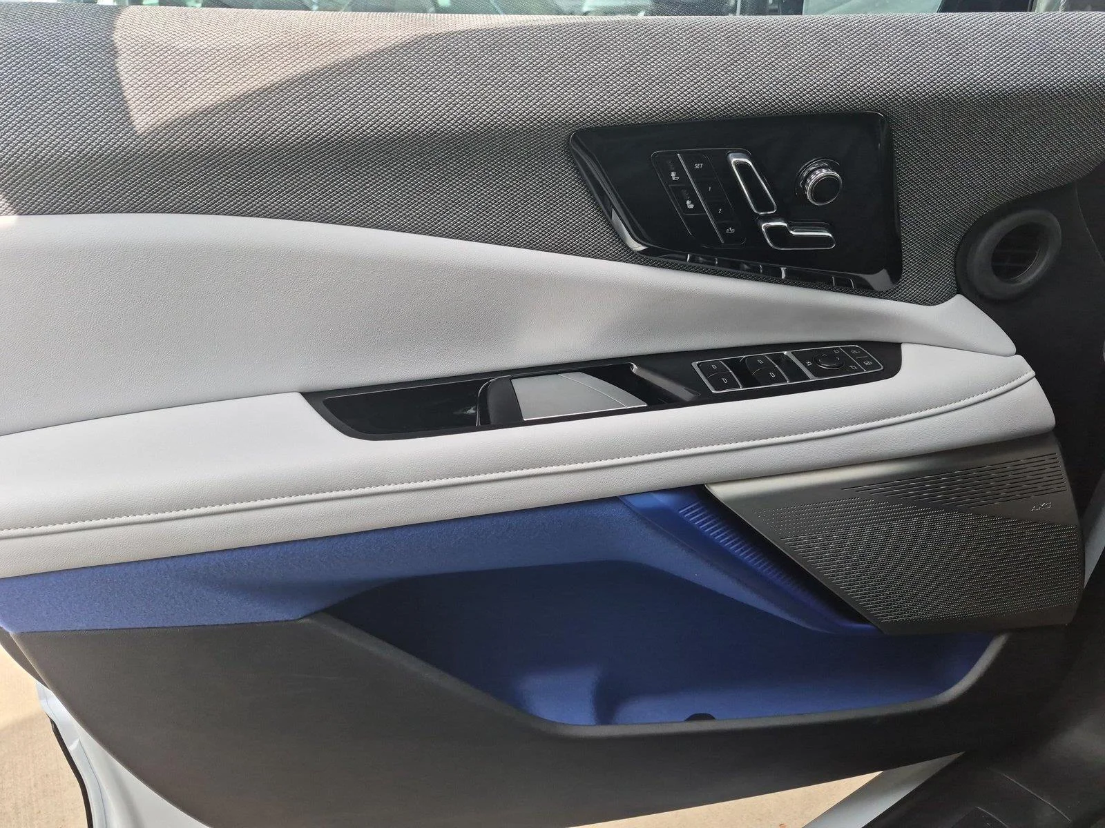2027 Cadillac OPTIQ Luxury - Photo 23
