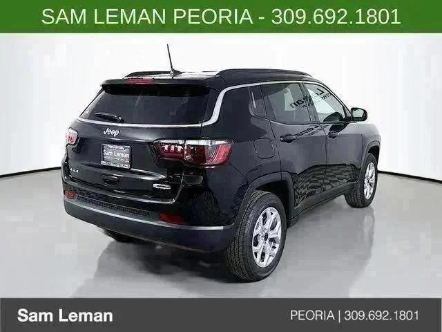 New 2026 Diamond Black Crystal Pearlcoat Jeep Latitude image 7