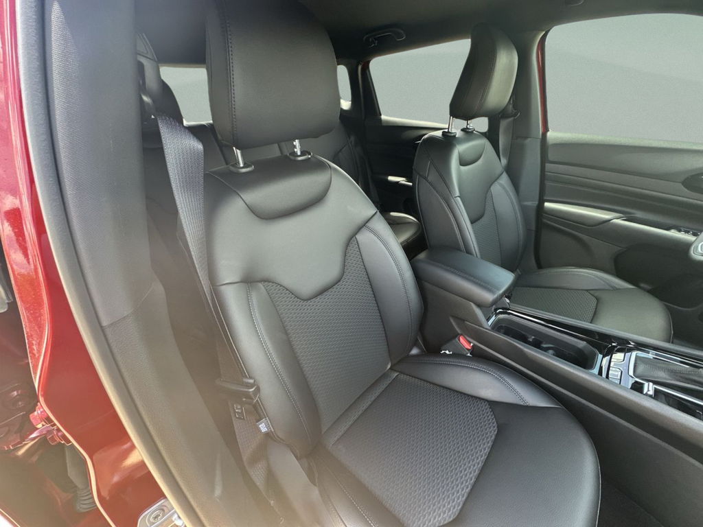 New 2026 Red Hot Pearl-Coat Exterior Paint Jeep Latitude image 38