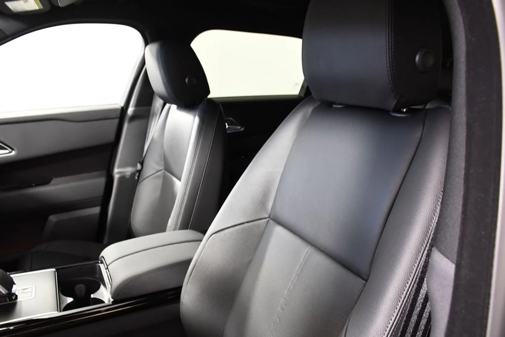 New 2026 Santorini Blk Land Rover Dynamic SE image 17