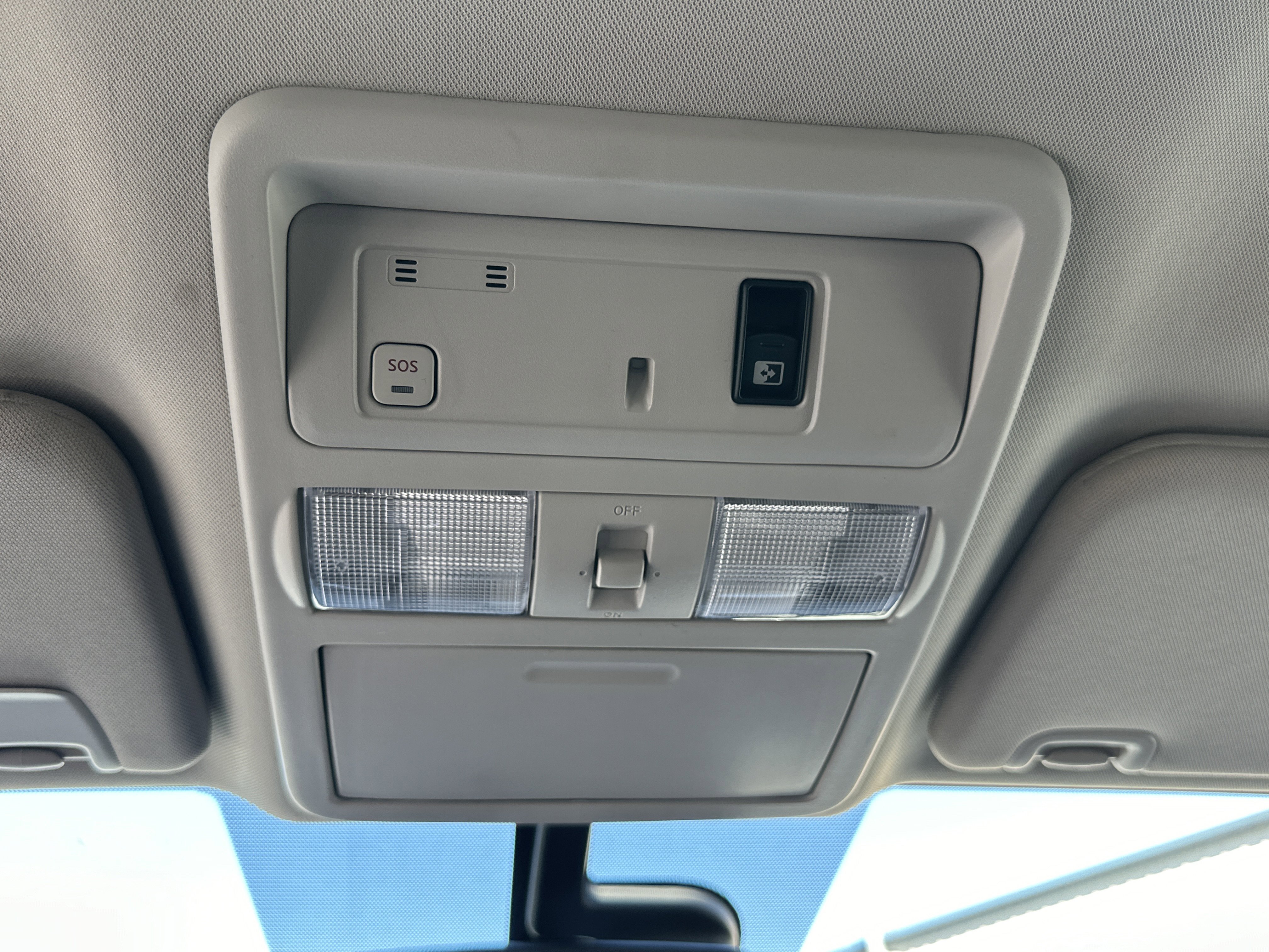 Used 2018 Pearl White Nissan SL image 23