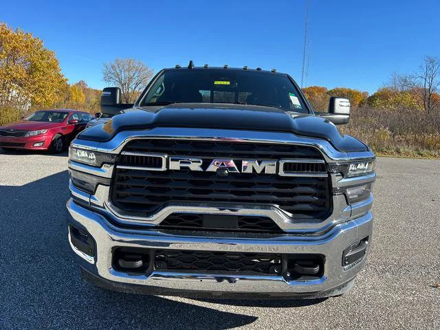 New 2026 Diamond Black Crystal Pearl-Coat Exterior Paint RAM Tradesman image 3