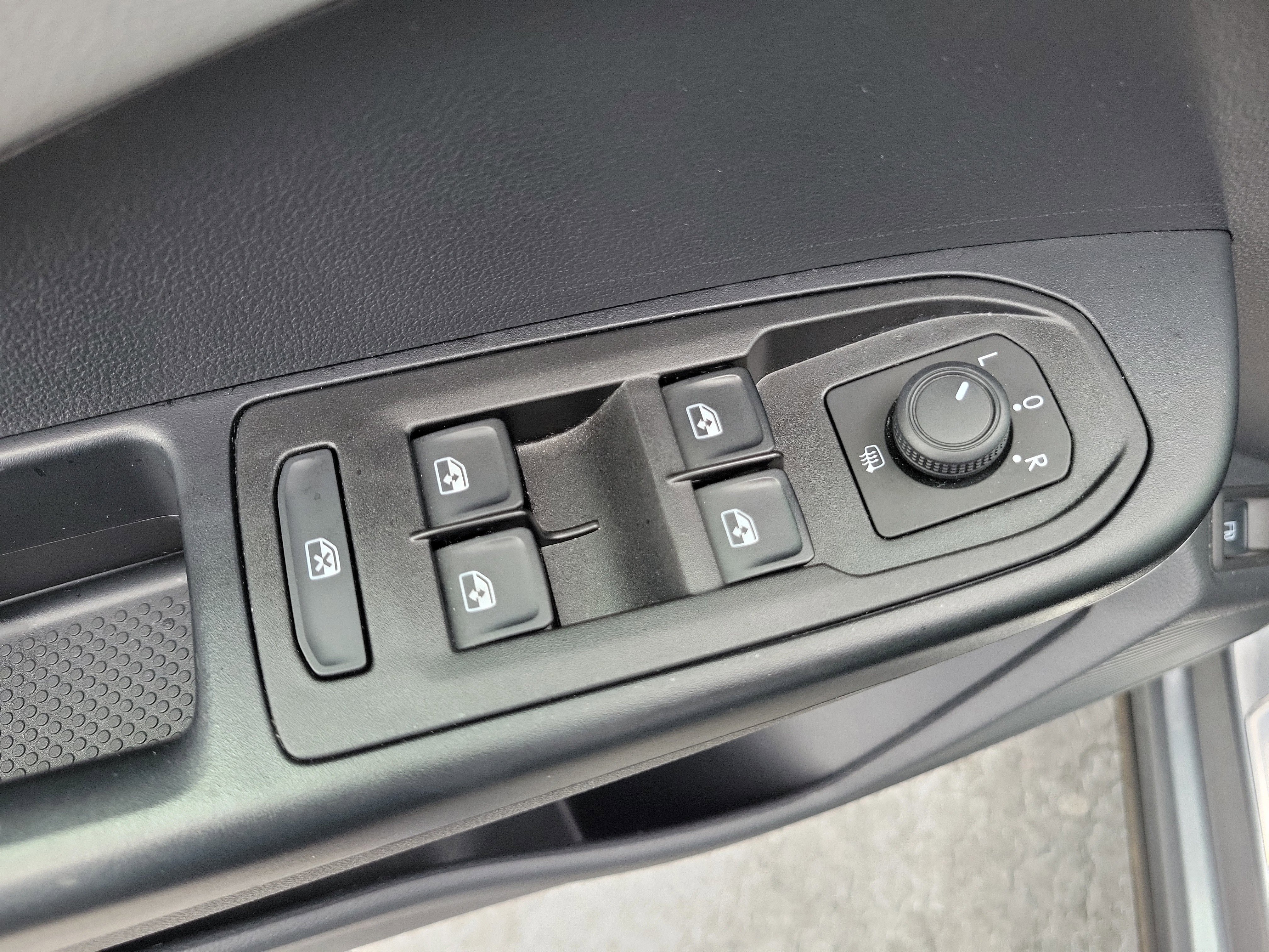 Used 2023 Platinum Gray Metallic Volkswagen SE image 21
