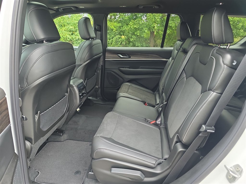 New 2027 Bright White Clear-Coat Paint Jeep Laredo Altitude image 18