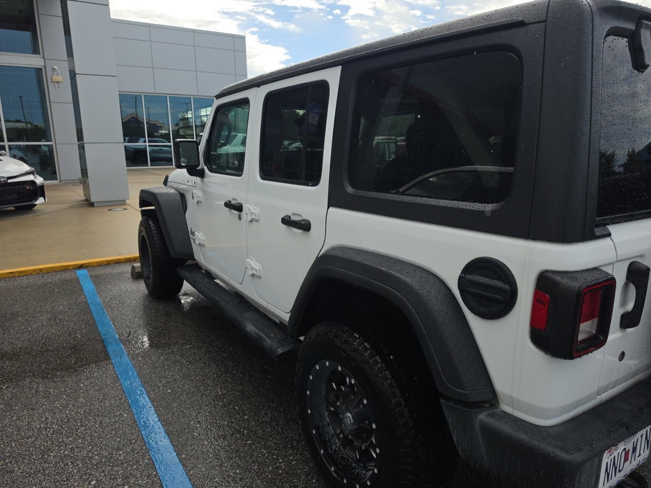 Used 2019 White/off-white Jeep Unlimited Sport S image 4