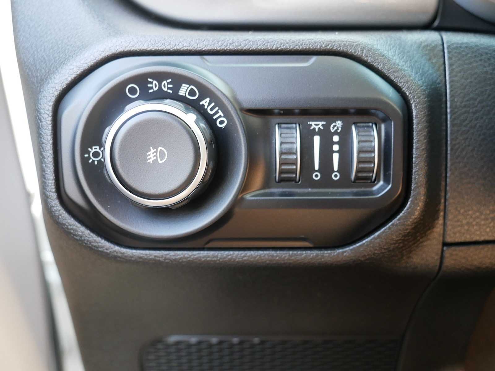 Used 2018 Bright White Jeep Sahara image 26