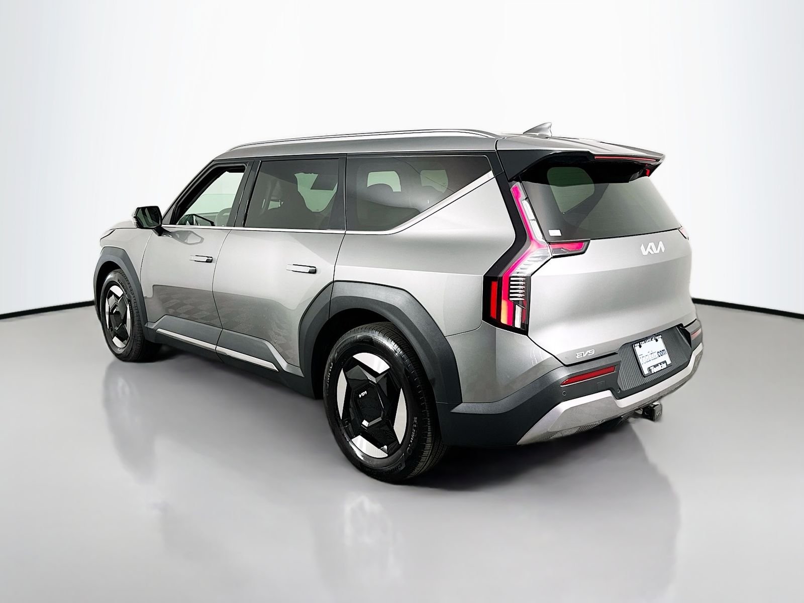 Used 2024 Pebble Gray Kia Wind image 5