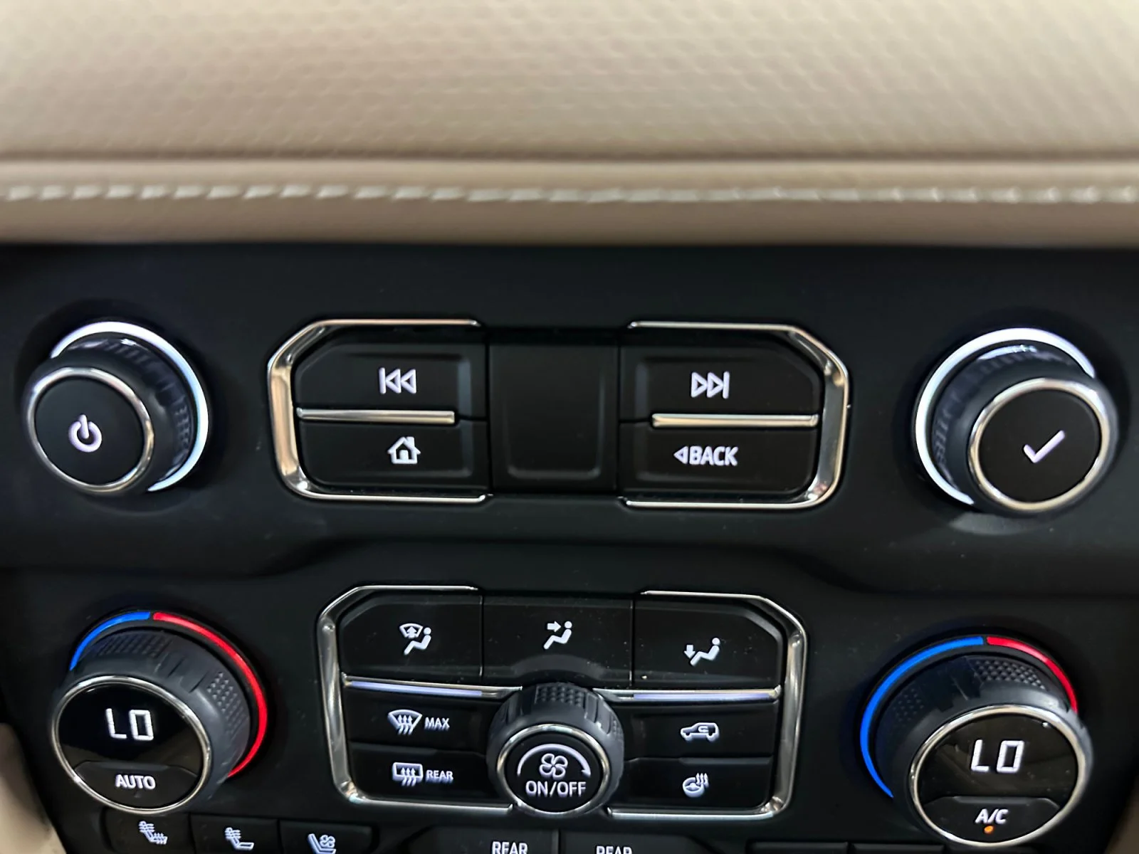 Used 2023 Iridescent Pearl Tricoat Chevrolet Premier image 17