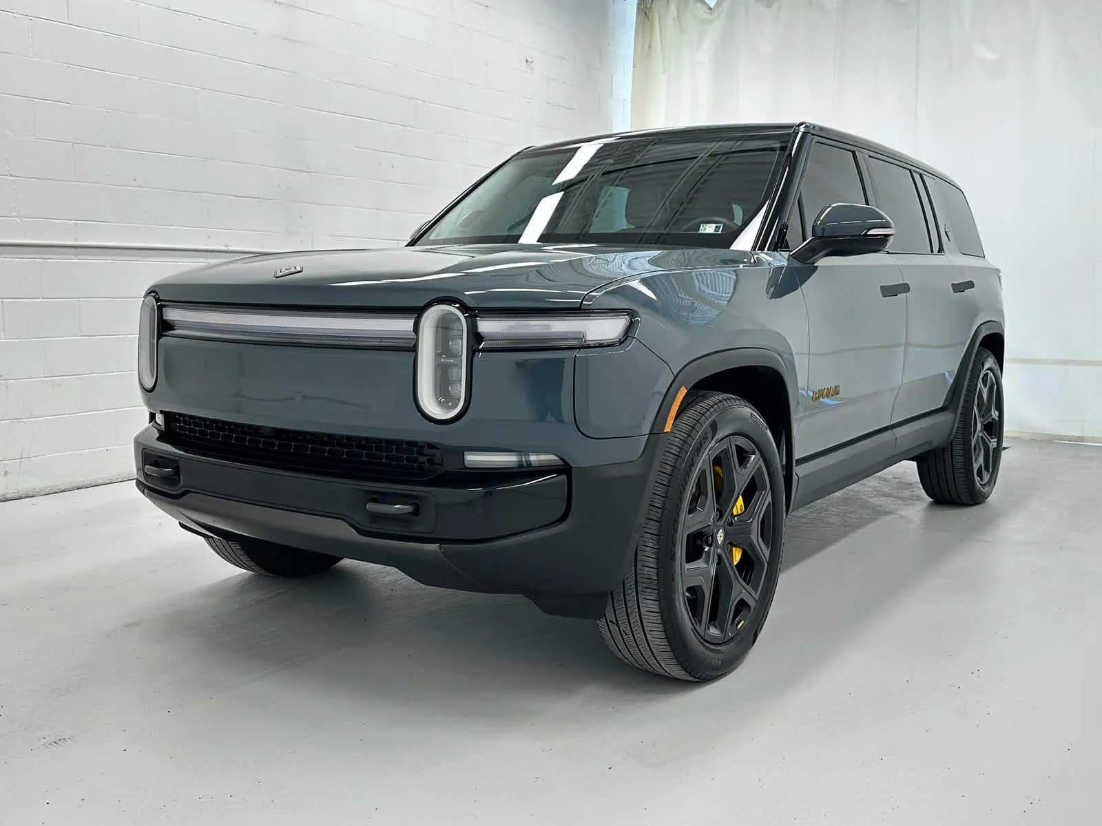 Used 2025 Storm Blue Rivian Ascend image 4