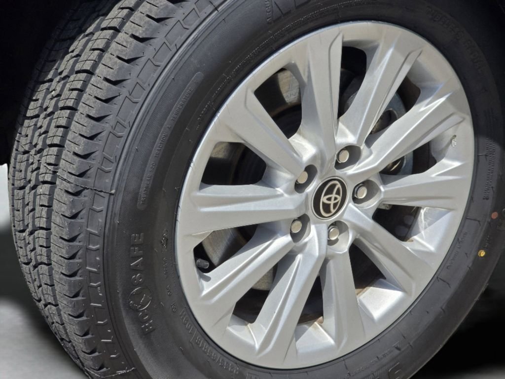 Used 2024 Wind Chill Pearl Toyota XLE image 22