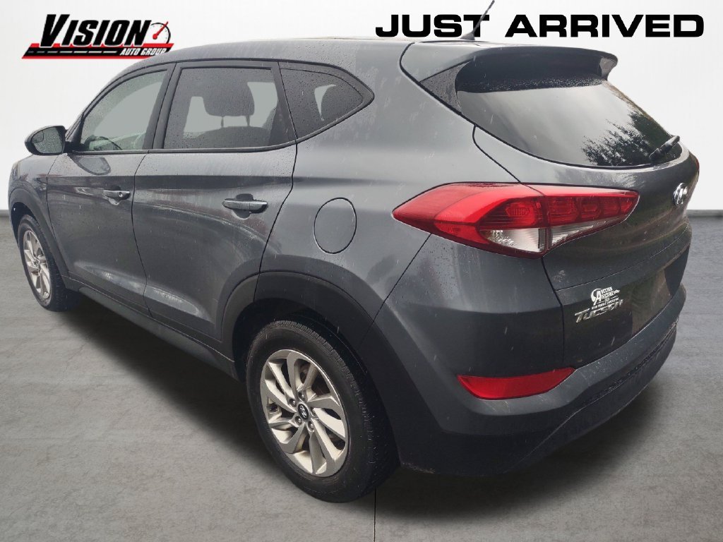 Used 2018 Gray Hyundai SE image 3