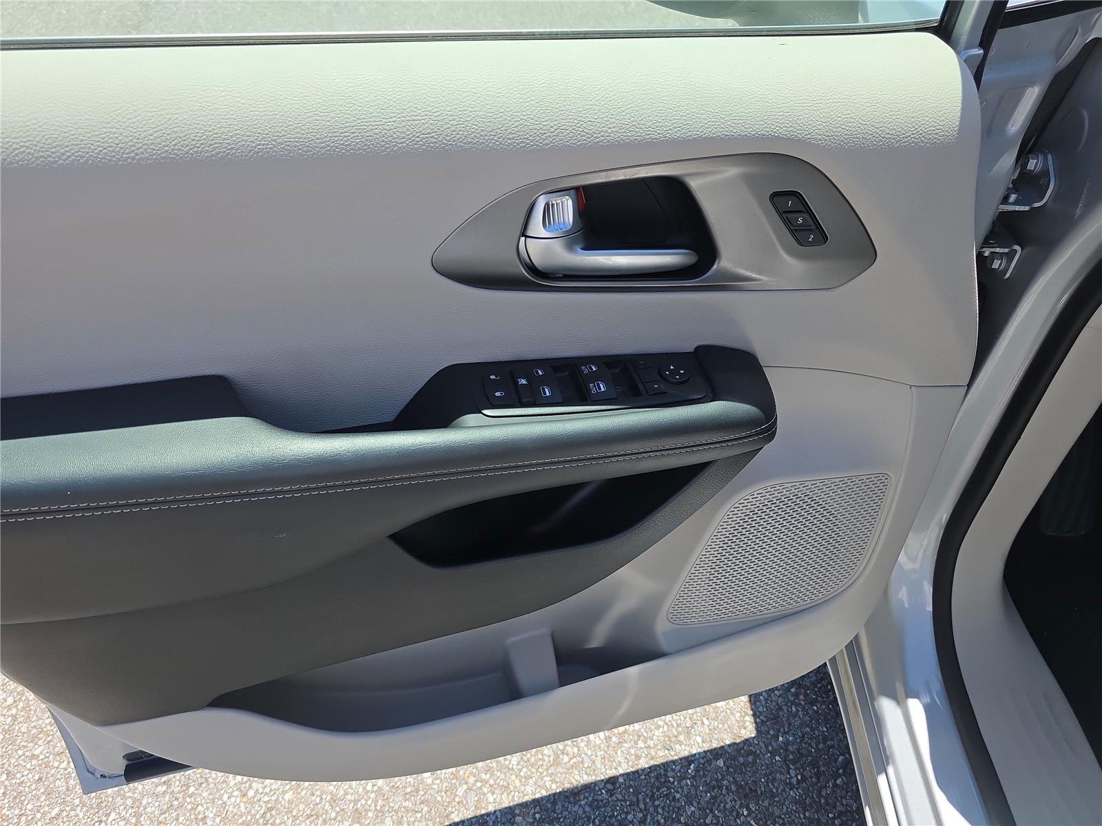 Used 2023 Silver Mist Clearcoat Chrysler Touring L image 17