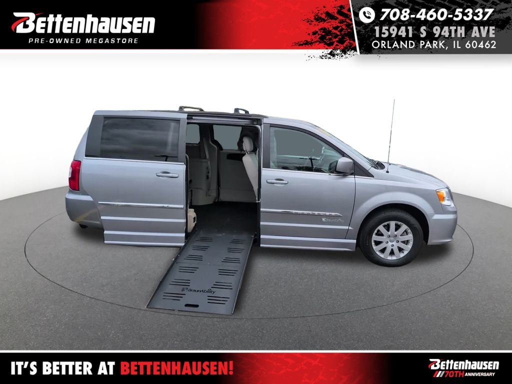 2016 Chrysler Town & Country Touring's photo