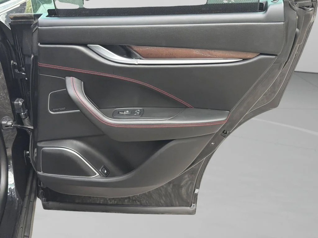 Used 2017  Maserati S image 12