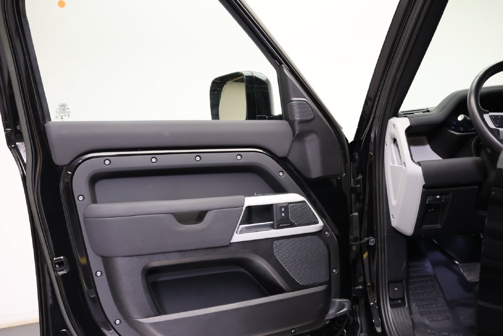 Used 2023 Santorini Black Metallic Land Rover S image 26