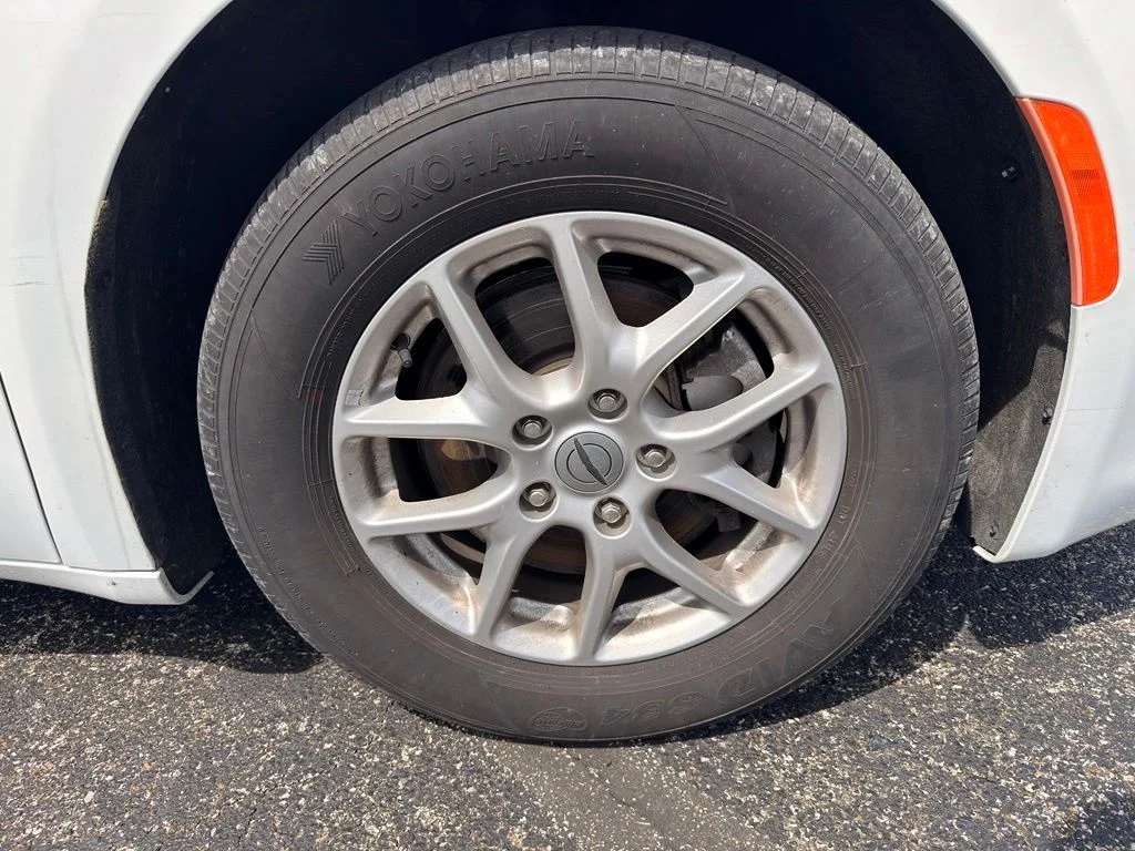 Used 2022 White Chrysler LX image 14