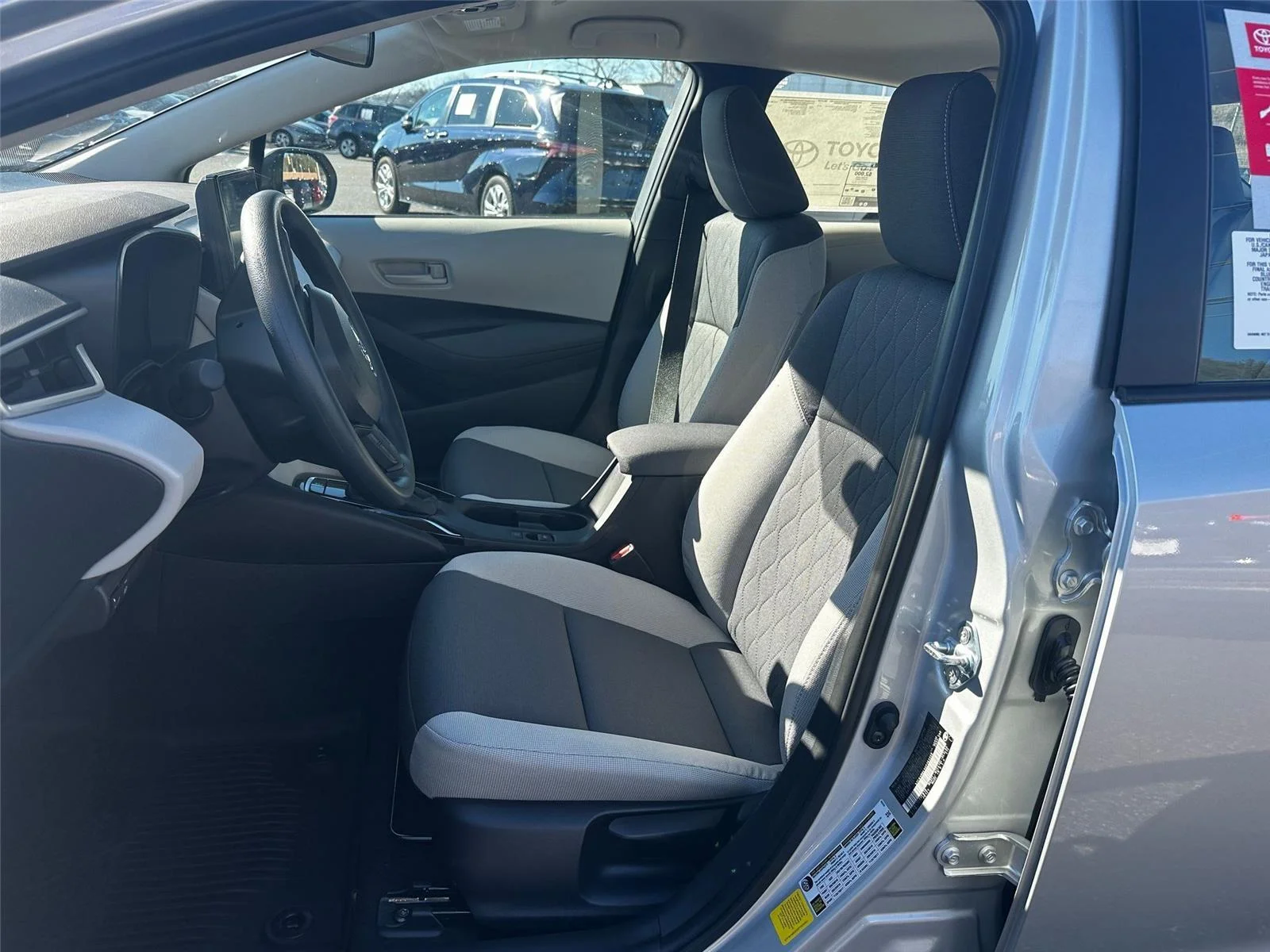 2025 Toyota Corolla LE - Photo 13