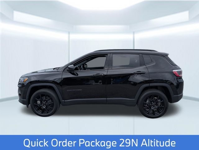 New 2026 Diamond Black Crystal Pearl-Coat Exterior Paint Jeep Latitude image 2
