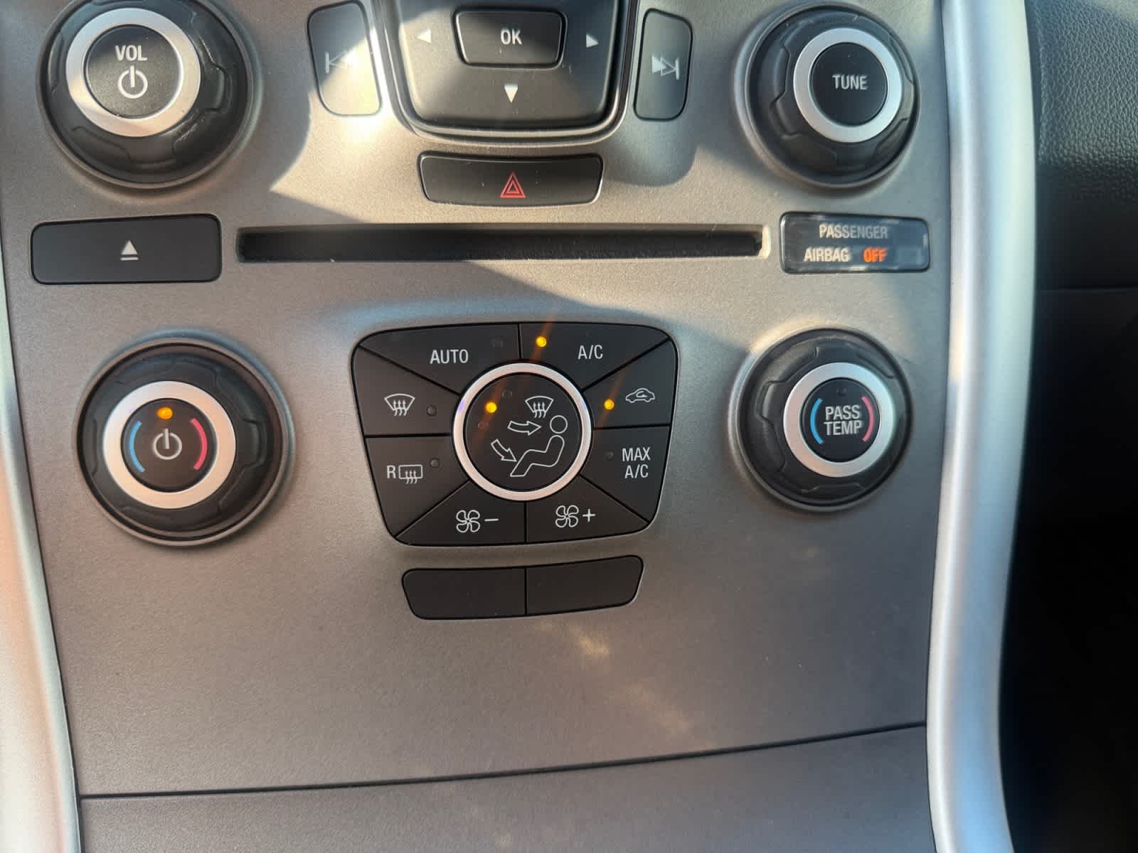 Used 2014 Ingot Silver Metallic Ford SEL image 24