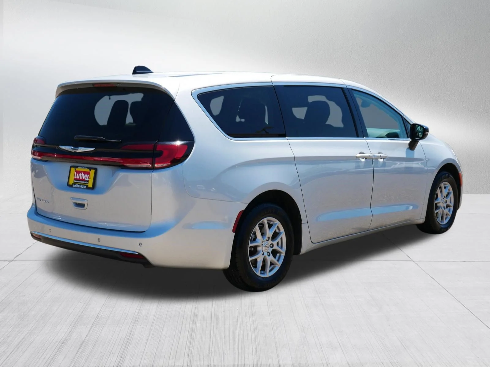 Used 2024 Silver Mist Clearcoat Chrysler Touring L image 7