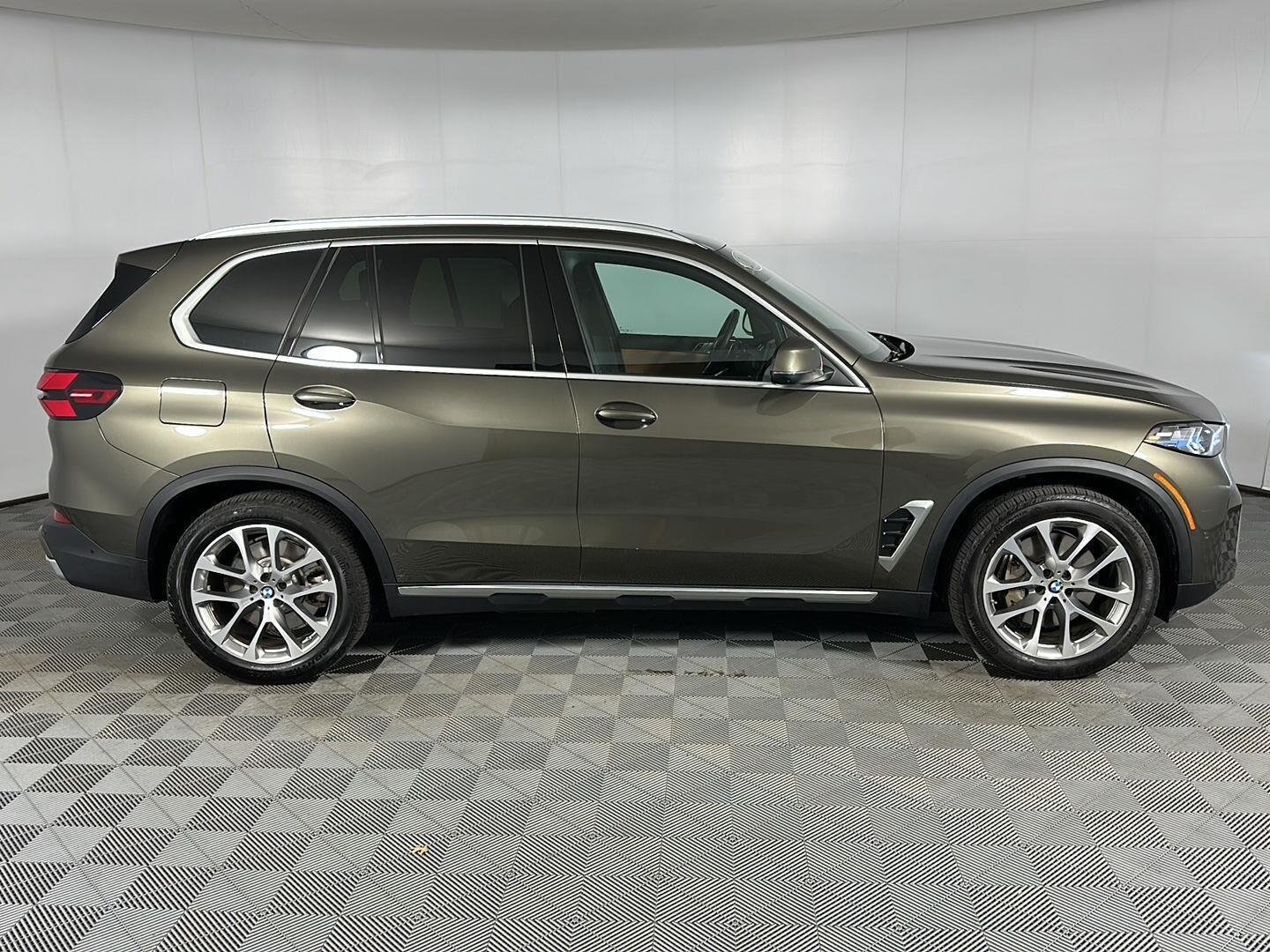 New 2026 Manhattan Green Metallic BMW xDrive50e image 4