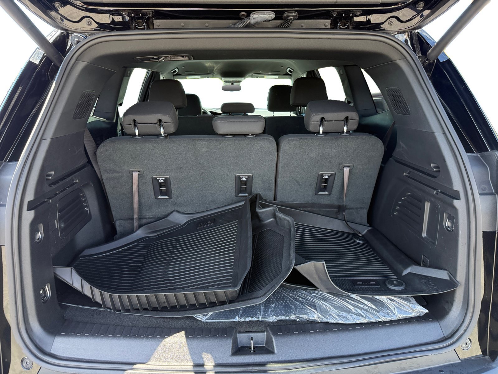 Used 2025 Ebony Twilight Metallic GMC Elevation image 17