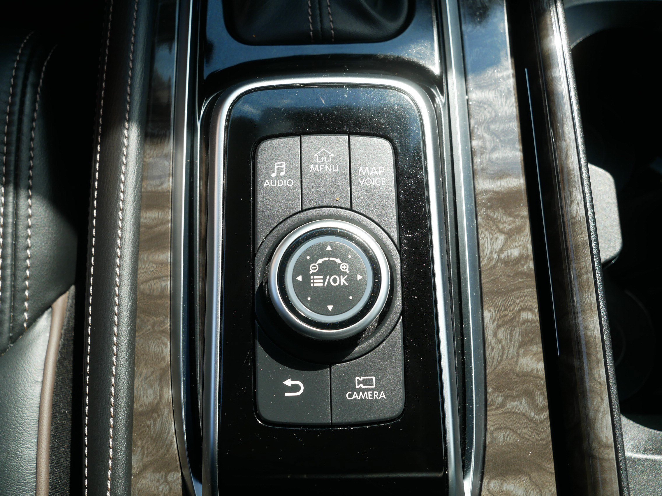 Used 2024 Super Black Nissan Platinum image 31