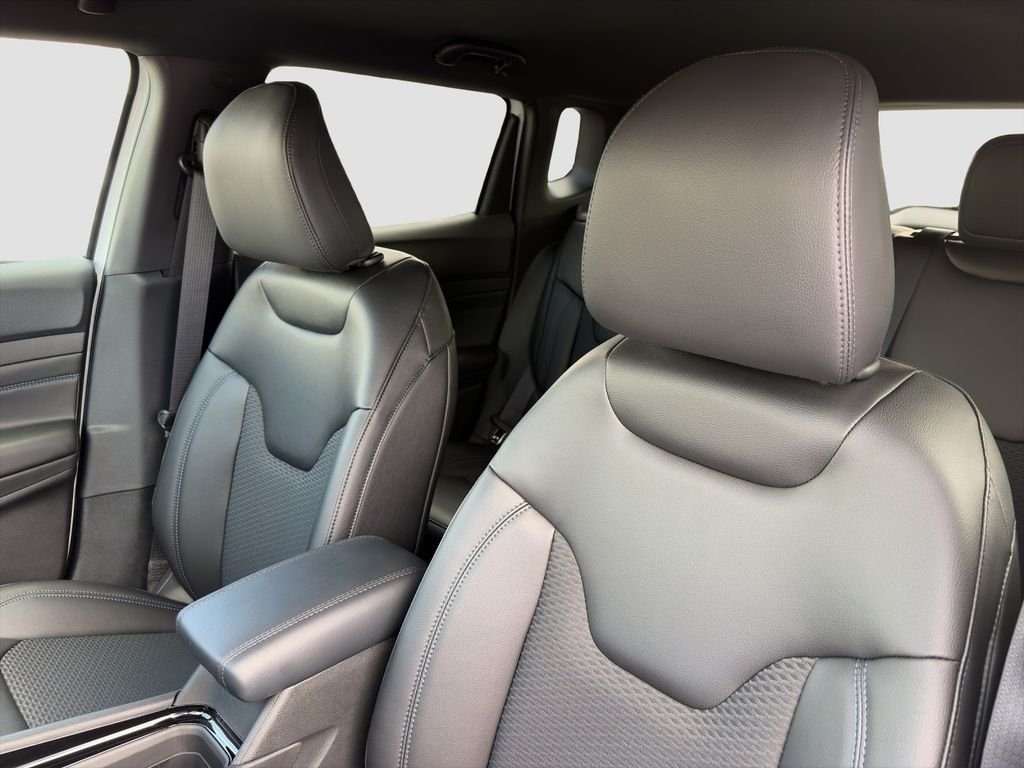 New 2026 Bright White Clearcoat Jeep Latitude image 25